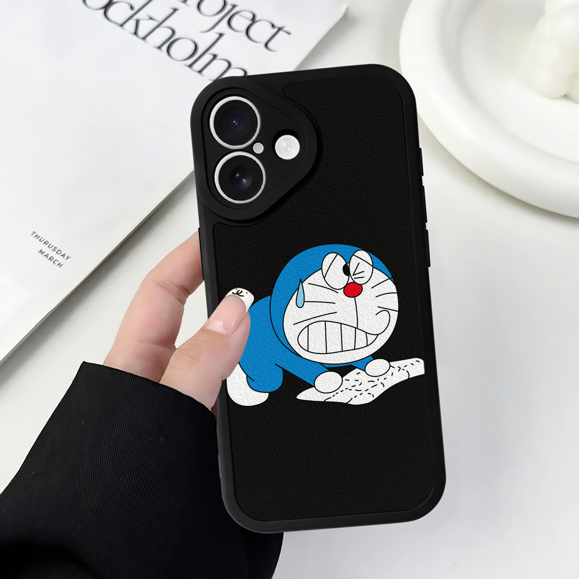 （画像用） ドラえもん Doraemon 【iPhone 16シリーズ対応】シリコンスマホケース（レザー調） 材質：シリコン